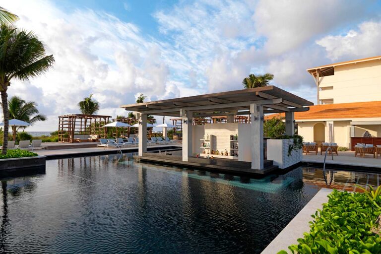 Swim up bar in the UNICO pool.